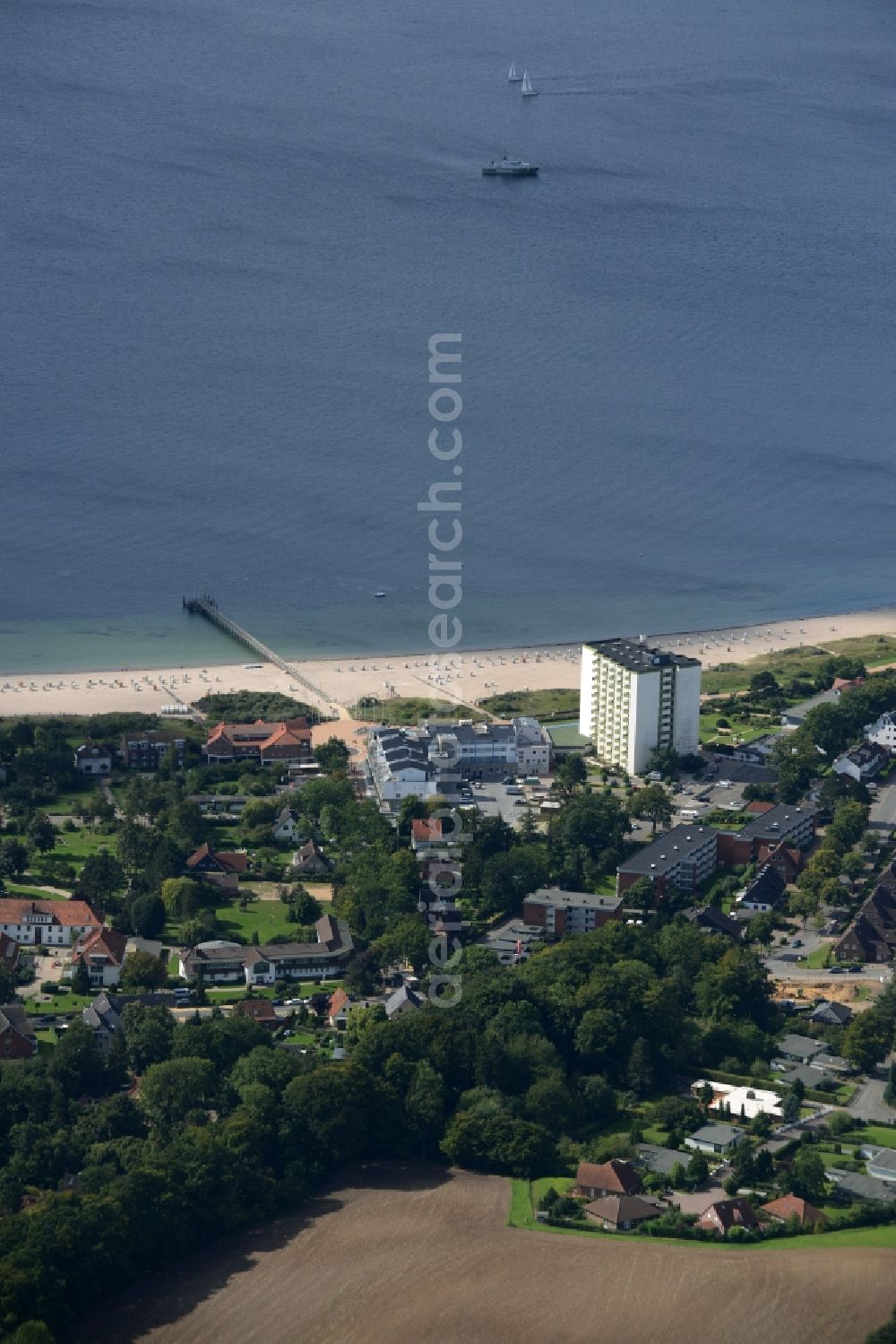 Neustadt in Holstein from the bird's eye view: Coastline on the sandy beach of the Baltic Sea in Neustadt in Holstein in the state Schleswig-Holstein