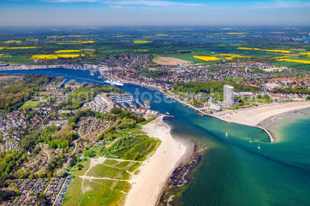 Lübeck from the bird's eye view: Coastline on the sandy beach of of Baltic Sea in Priwall in the state Schleswig-Holstein, Germany