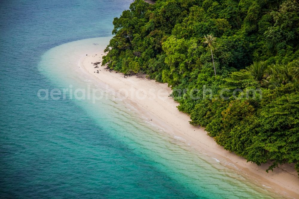 Tambon Ko Kaeo from the bird's eye view: Coastline on the sandy beach of Insel in Tambon Ko Kaeo in Chang Wat Phuket, Thailand