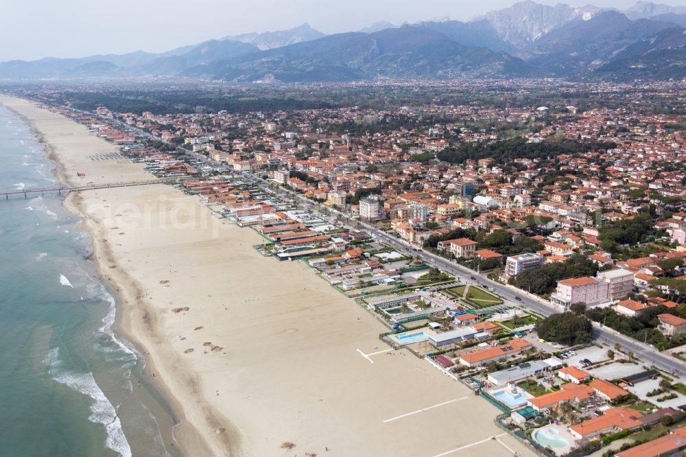 Forte dei Marmi from the bird's eye view: Coastline on the sandy beach of the Ligurian sea in Forte dei Marmi in Toskana, Italy