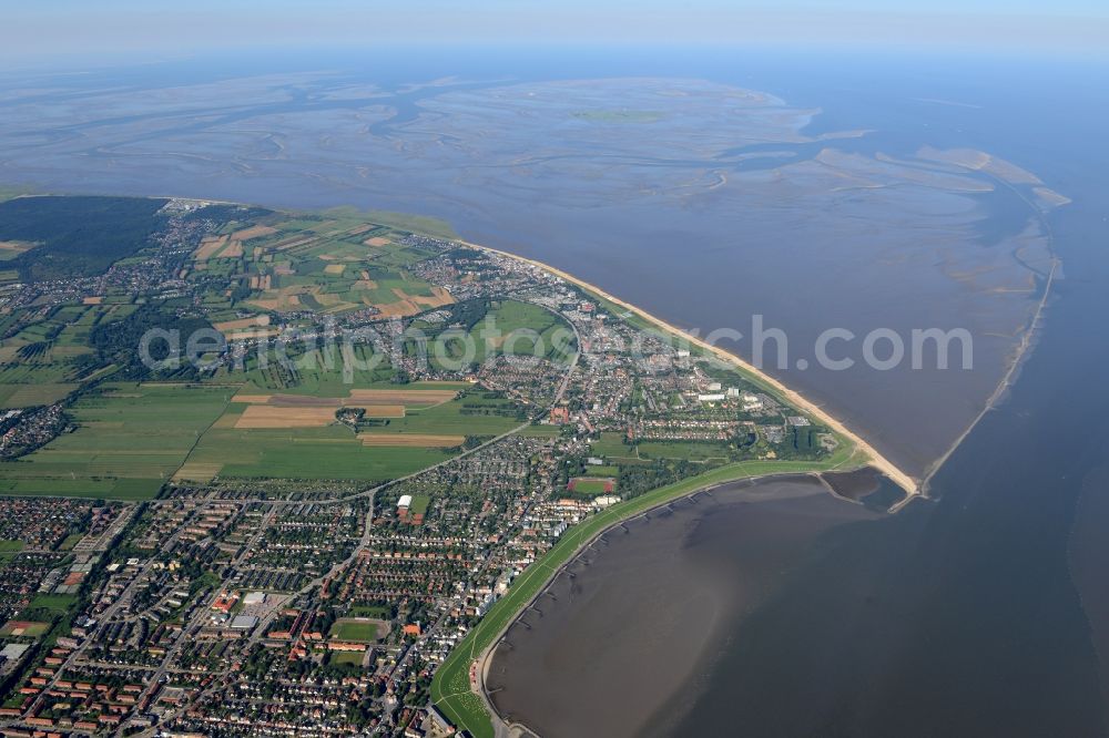 Cuxhaven from the bird's eye view: Coastline on the sandy beach of the North Sea and the nearby districts of Cuxhaven Duhnen and Doese with residential areas and surrounding fields in Cuxhaven in the state Lower Saxony