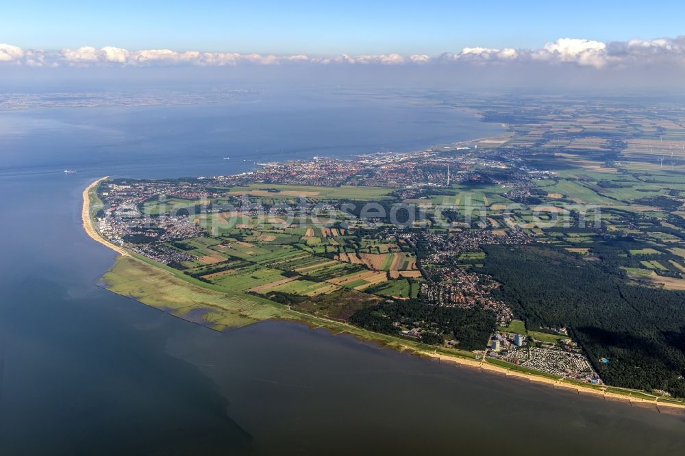 Cuxhaven from the bird's eye view: Coastline on the sandy beach of the North Sea and the nearby districts of Cuxhaven Duhnen , Sahlenburg and Doese with residential areas and surrounding fields in Cuxhaven in the state Lower Saxony