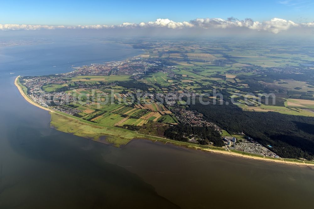 Aerial image Cuxhaven - Coastline on the sandy beach of the North Sea and the nearby districts of Cuxhaven Duhnen , Sahlenburg and Doese with residential areas and surrounding fields in Cuxhaven in the state Lower Saxony