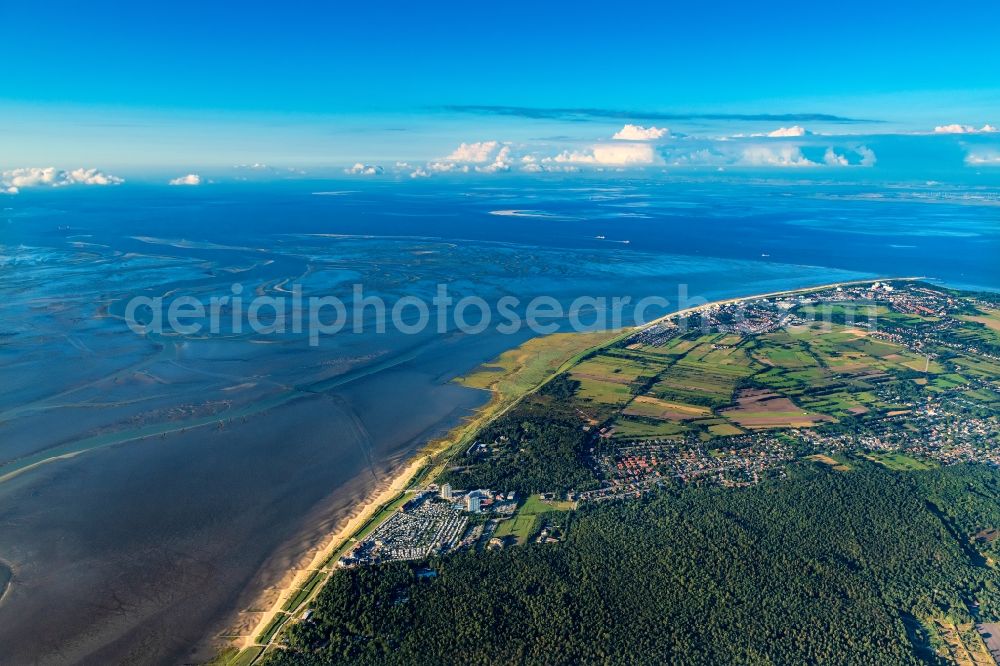 Aerial image Cuxhaven - Coastline on the sandy beach of the North Sea and the nearby districts of Cuxhaven Duhnen , Sahlenburg and Doese with residential areas and surrounding fields in Cuxhaven in the state Lower Saxony