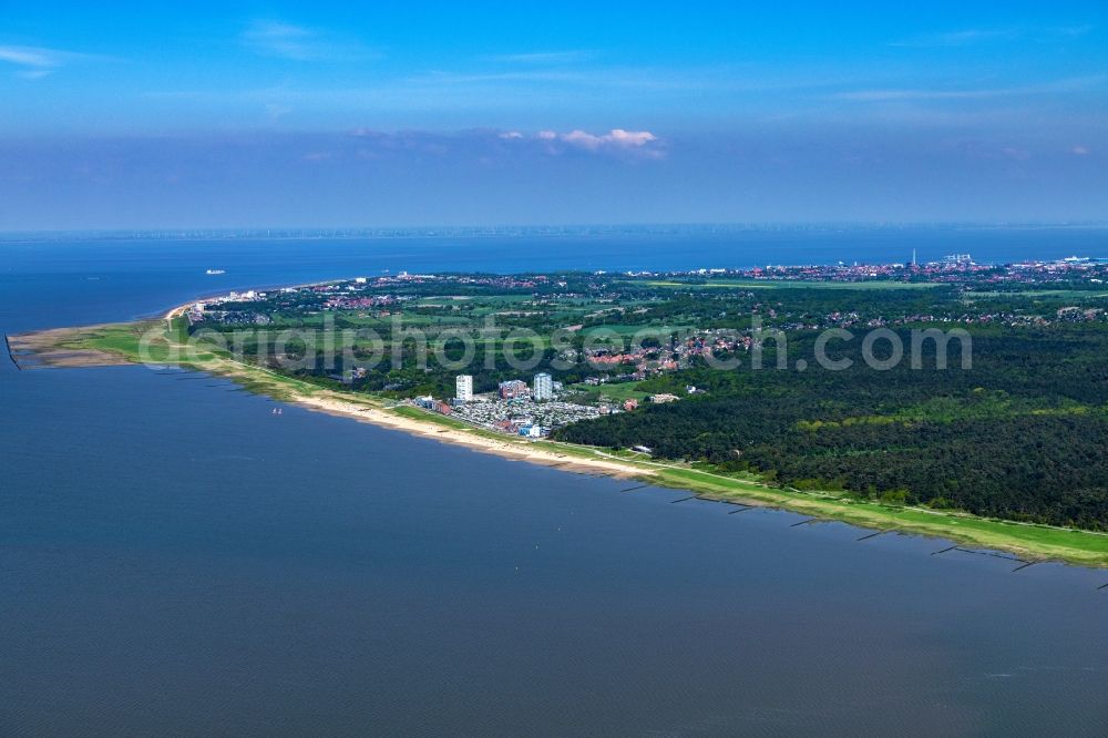 Aerial image Cuxhaven - Coastline on the sandy beach of the North Sea and the nearby districts of Cuxhaven Duhnen , Sahlenburg and Doese with residential areas and surrounding fields in Cuxhaven in the state Lower Saxony