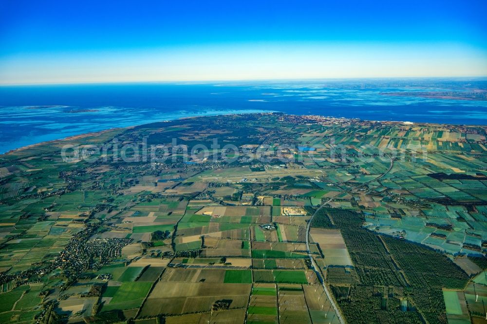 Aerial photograph Cuxhaven - Coastline on the sandy beach of the North Sea and the nearby districts of Cuxhaven Duhnen , Sahlenburg and Doese with residential areas and surrounding fields in Cuxhaven in the state Lower Saxony