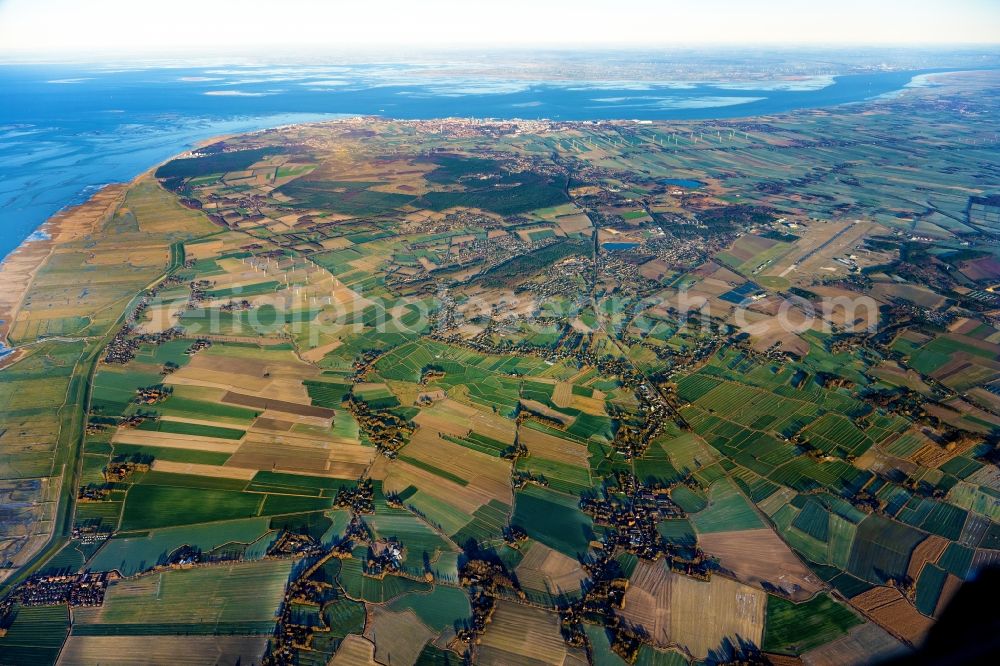 Aerial photograph Cuxhaven - Coastline on the sandy beach of the North Sea and the nearby districts of Cuxhaven Duhnen , Sahlenburg and Doese with residential areas and surrounding fields in Cuxhaven in the state Lower Saxony