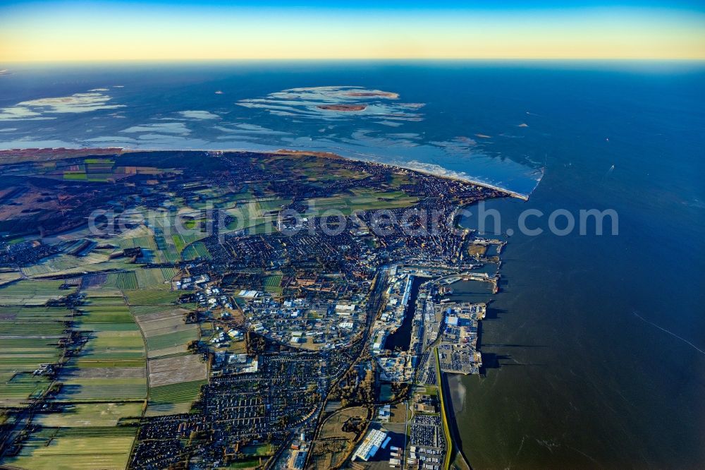 Aerial photograph Cuxhaven - Coastline on the sandy beach of the North Sea and the nearby districts of Cuxhaven Duhnen , Sahlenburg and Doese with residential areas and surrounding fields in Cuxhaven in the state Lower Saxony