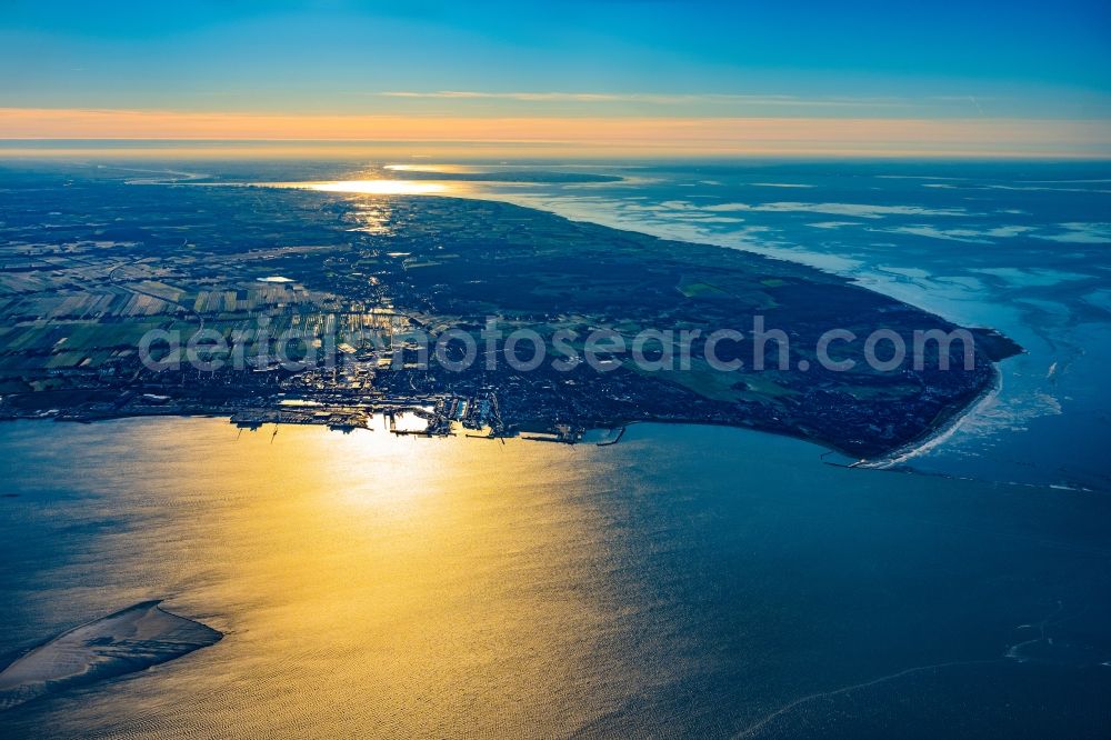 Cuxhaven from the bird's eye view: Coastline on the sandy beach of the North Sea and the nearby districts of Cuxhaven Duhnen , Sahlenburg and Doese with residential areas and surrounding fields in Cuxhaven in the state Lower Saxony