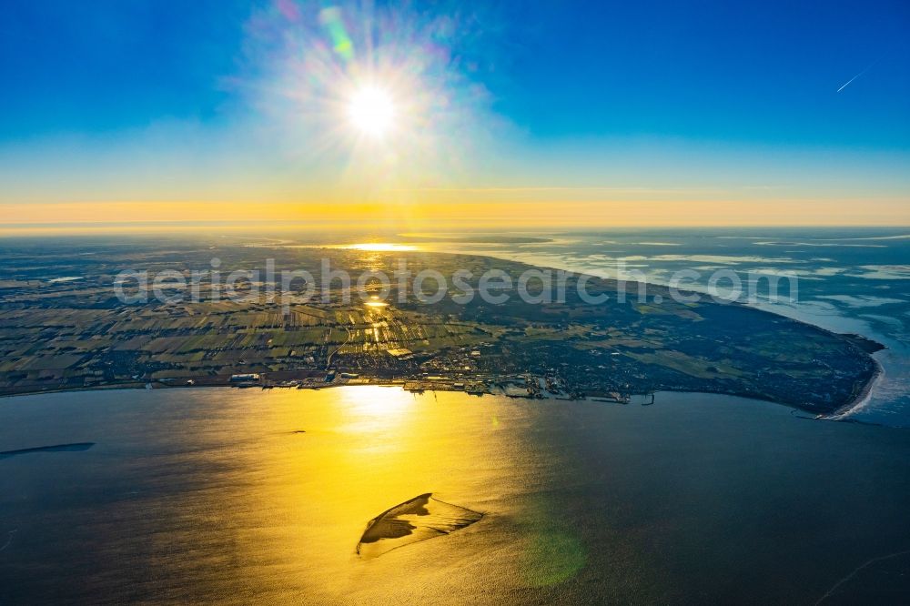 Aerial image Cuxhaven - Coastline on the sandy beach of the North Sea and the nearby districts of Cuxhaven Duhnen , Sahlenburg and Doese with residential areas and surrounding fields in Cuxhaven in the state Lower Saxony