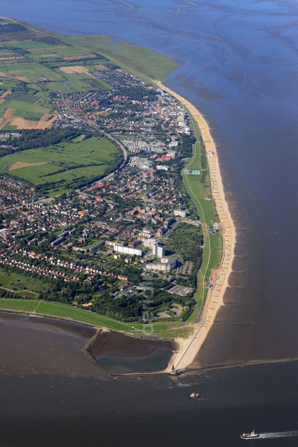 Cuxhaven from the bird's eye view: Coastline on the sandy beach of north sea in Doese in the state Lower Saxony