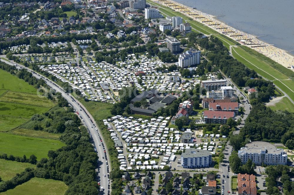 Cuxhaven from the bird's eye view: Coastline on the sandy beach of Nordsee in Duhnen in the state Lower Saxony