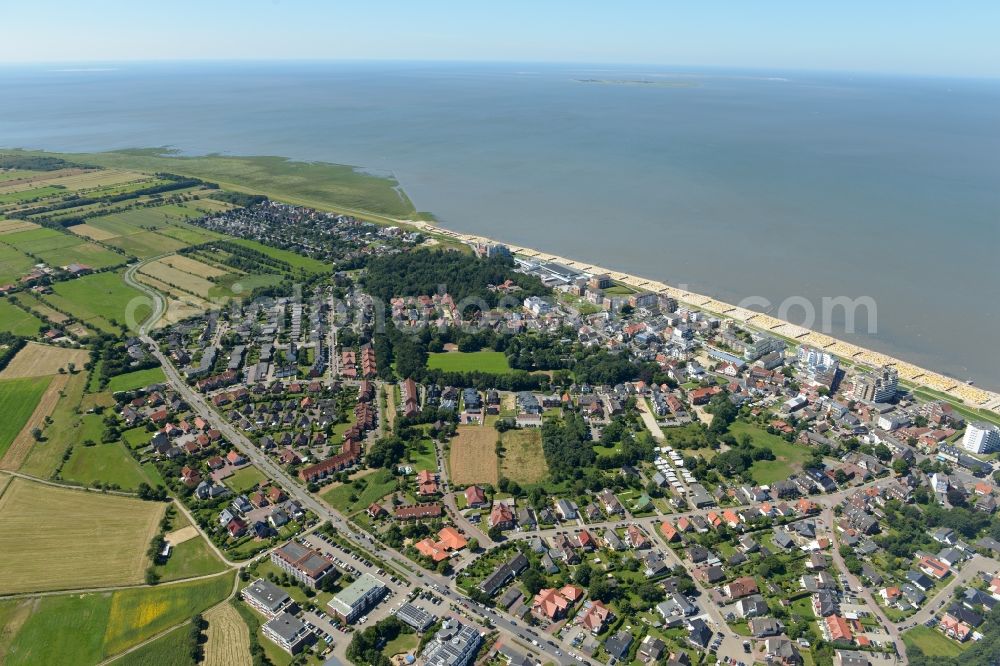 Cuxhaven from the bird's eye view: Coastline on the sandy beach of Nordsee in Duhnen in the state Lower Saxony