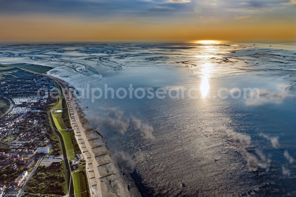 Cuxhaven from the bird's eye view: Coastline on the sandy beach of Nordsee in Duhnen in Sunset in the state Lower Saxony