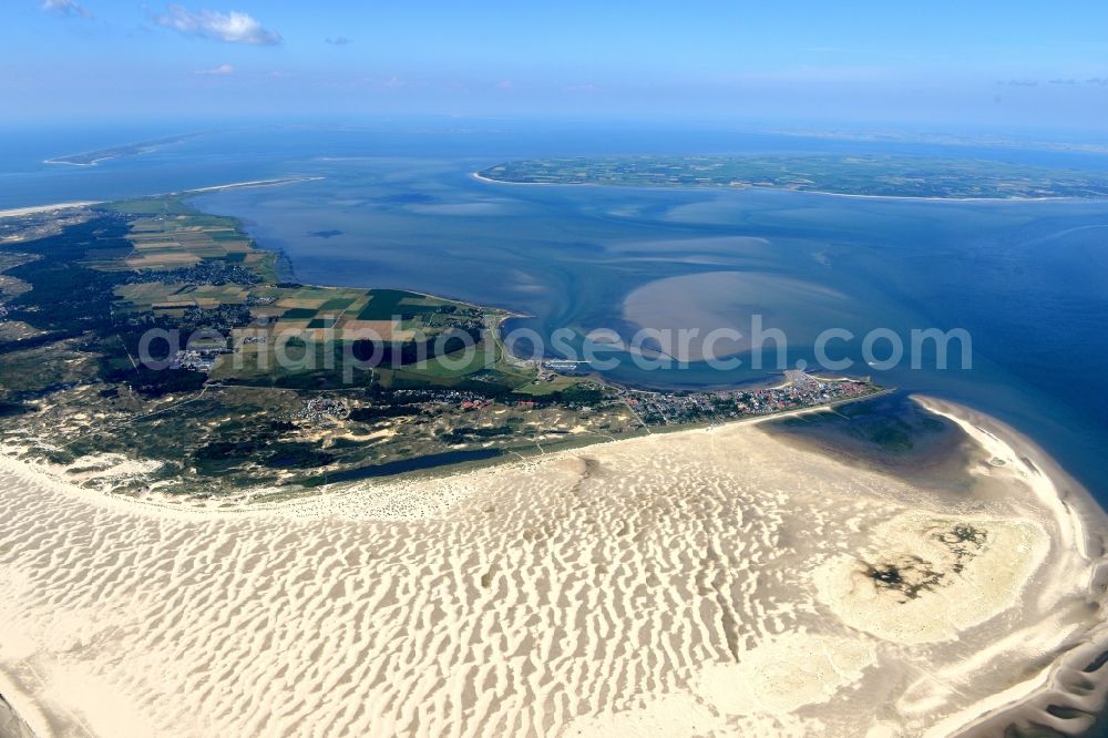 Aerial photograph Wittdün auf Amrum - Coastline on the sandy beach of Nordsee- Insel Amrum in Wittduen auf Amrum in the state Schleswig-Holstein