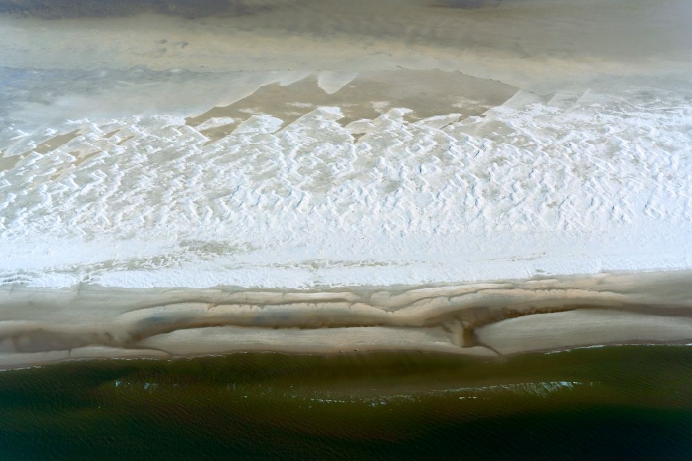 Aerial image Juist - Coastline on the sandy beach of North Sea island in Juist in the state Lower Saxony, Germany