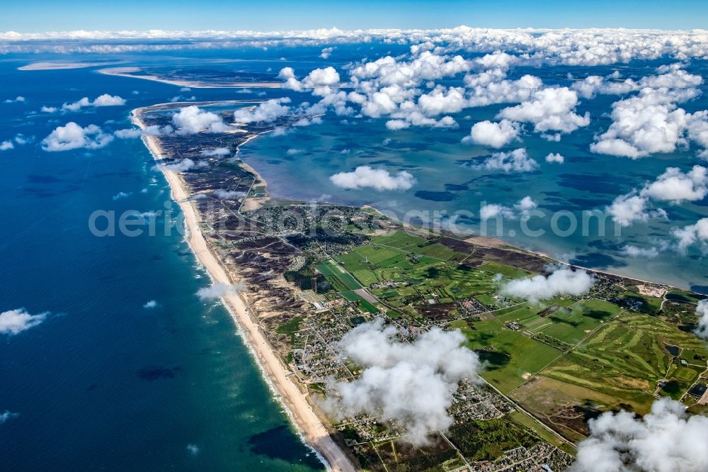 Kampen (Sylt) from the bird's eye view: Coastline on the sandy beach of North Sea in Kampen (Sylt) at the island Sylt in the state Schleswig-Holstein, Germany