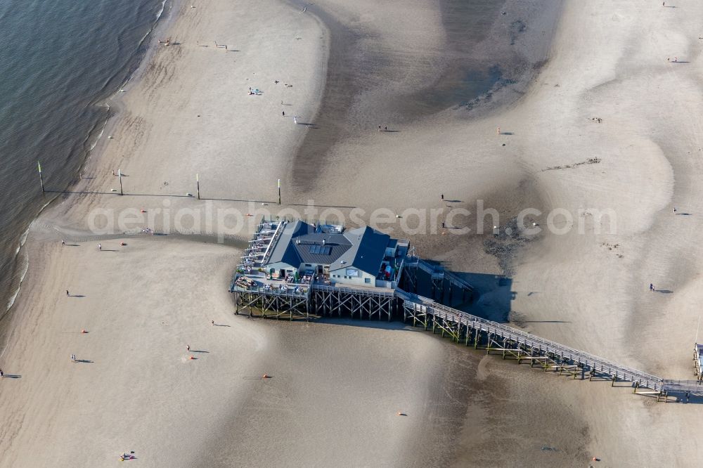 Sankt Peter-Ording from the bird's eye view: Coastline on the sandy beach of North Sea in Sankt Peter-Ording in the state Schleswig-Holstein, Germany