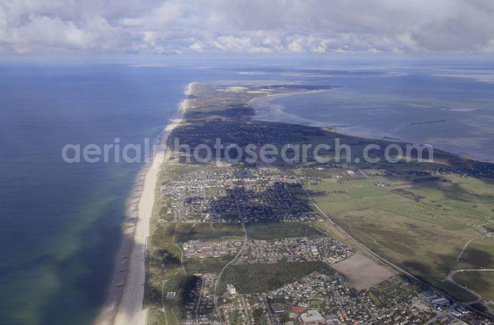 Sylt from above - Coastline on the sandy beach of Nordsee in Sylt in the state Schleswig-Holstein