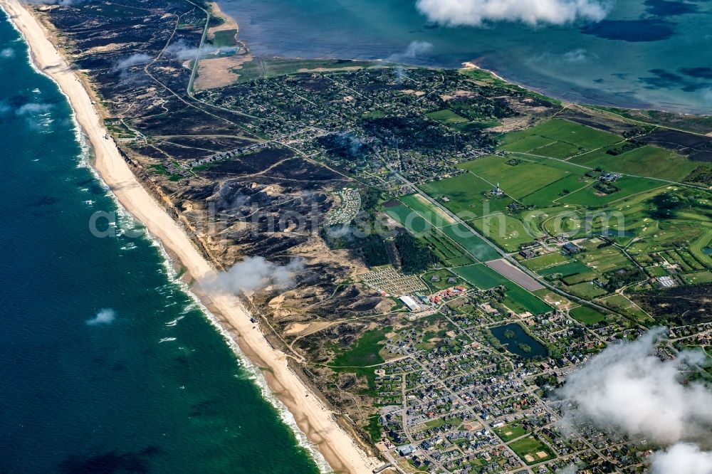 Wenningstedt-Braderup (Sylt) from the bird's eye view: Coastline on the sandy beach of North Sea in Wenningstedt-Braderup (Sylt) at the island Sylt in the state Schleswig-Holstein, Germany