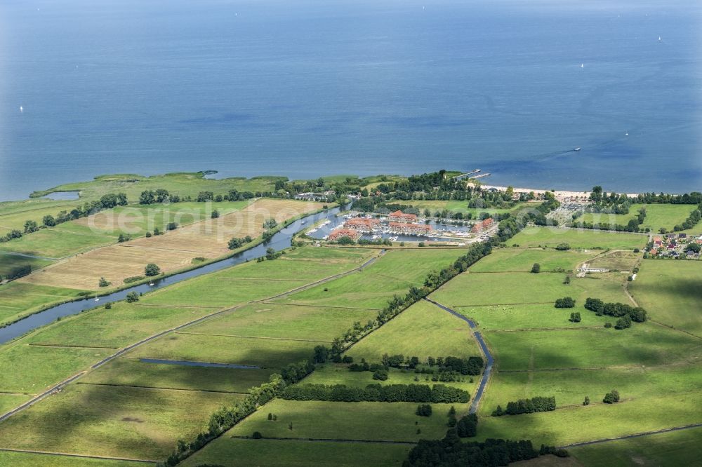 Aerial photograph Ueckermünde - Coastline on the sandy beach in the district Ueckermuende in Ueckermuende in the state Mecklenburg - Western Pomerania