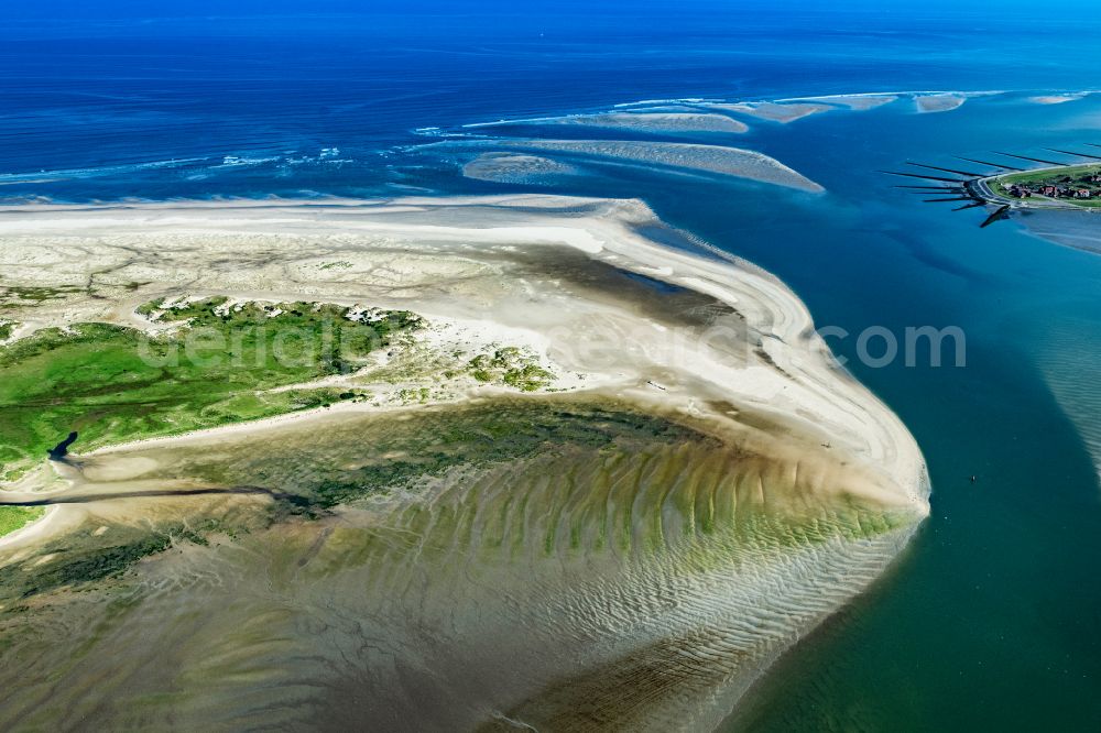 Aerial image Norderney - Coastal landscape on the sandy beach Ostende with the wreck of the former Schillsauger Capella and the Ost Beacon in Norderney in the state of Lower Saxony, Germany