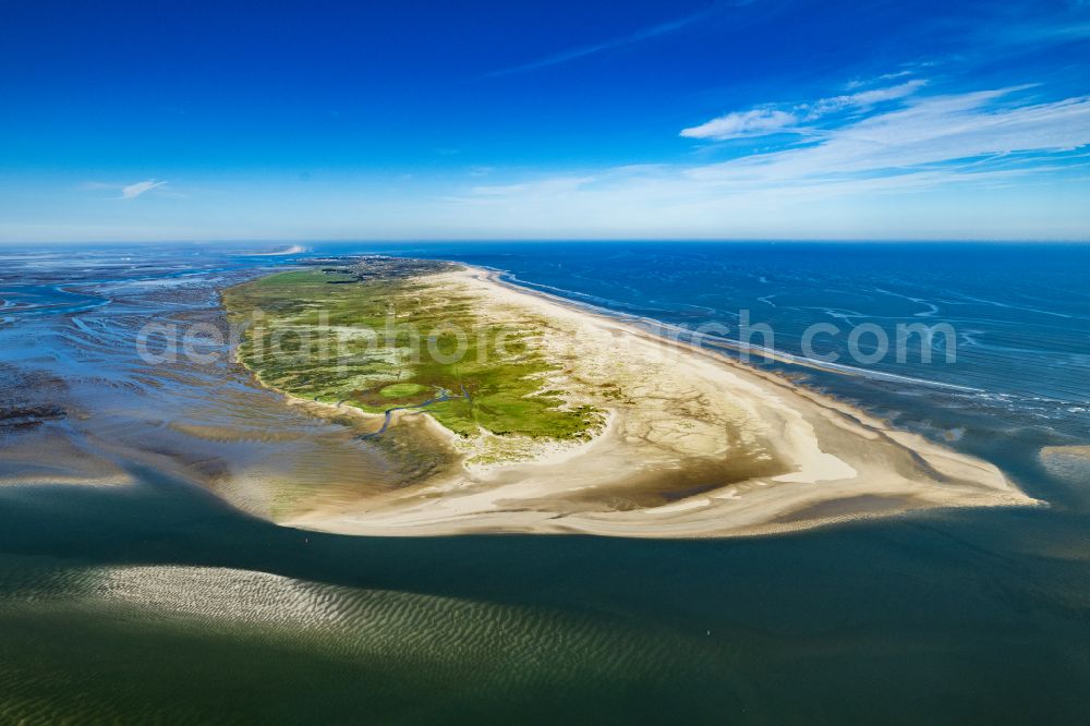 Aerial photograph Norderney - Coastal landscape on the sandy beach Ostende with the wreck of the former Schillsauger Capella and the Ost Beacon in Norderney in the state of Lower Saxony, Germany