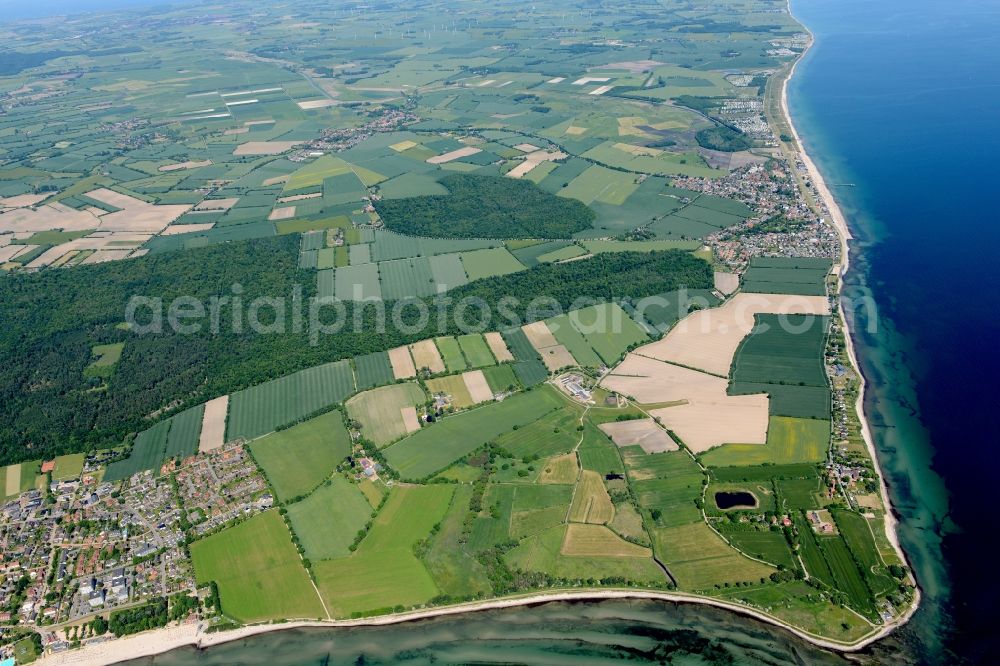 Aerial image Dahme - Coastline on the sandy beach of the baltic sea and its nearby fields and forestland in Dahme in the state Schleswig-Holstein