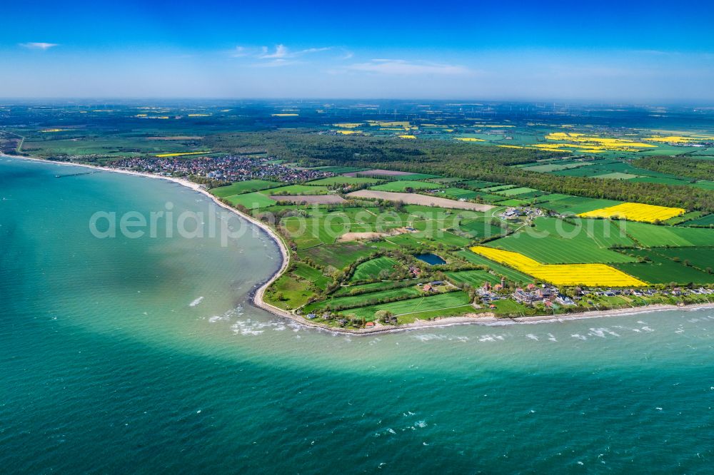 Aerial photograph Dahme - Coastal landscape on the sandy beach of the Baltic Sea in Dahmeshoeved with the lighthouse in the state of Schleswig-Holstein