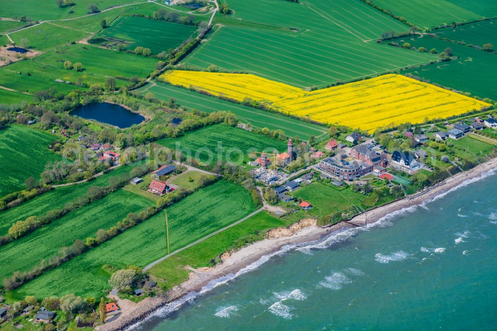 Dahme from the bird's eye view: Coastal landscape on the sandy beach of the Baltic Sea in Dahmeshoeved with the lighthouse in the state of Schleswig-Holstein