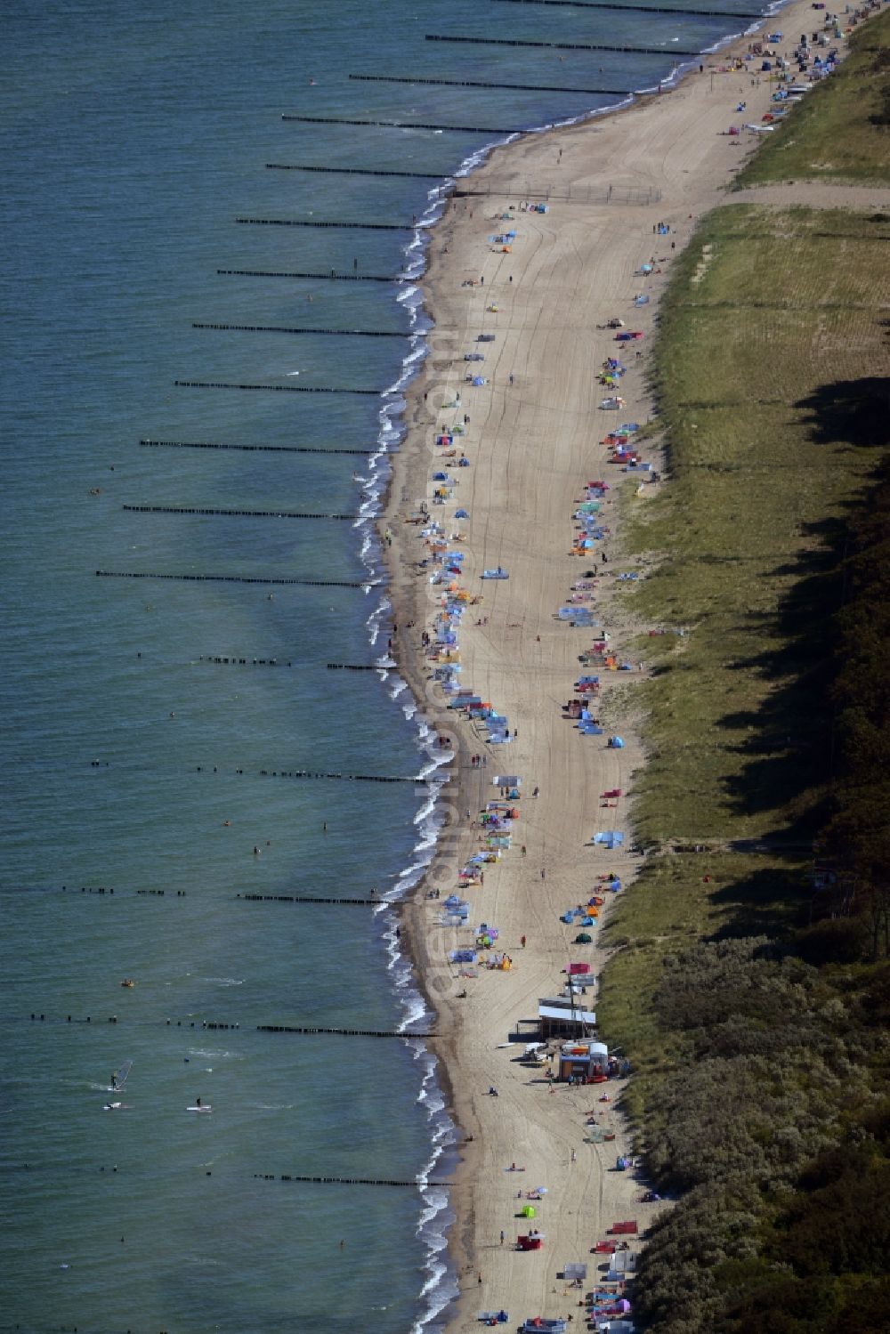 Aerial photograph Graal-Müritz - Coastline on the sandy beach of Ostsee in Graal-Mueritz in the state Mecklenburg - Western Pomerania