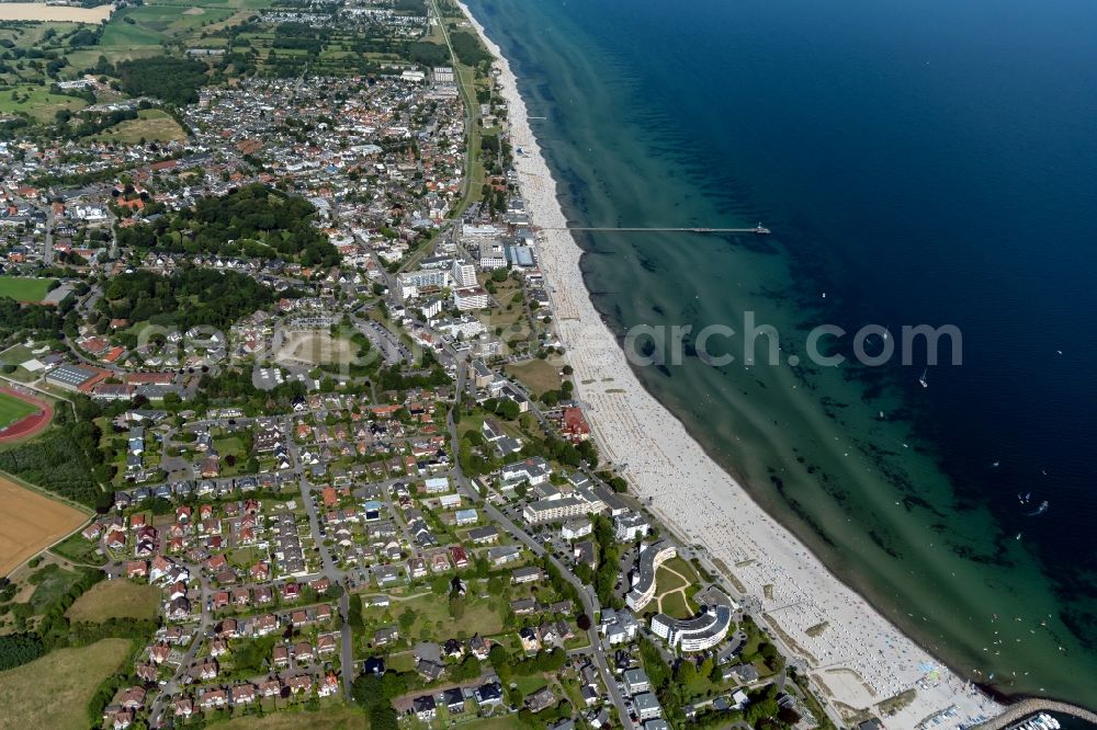 Grömitz from the bird's eye view: Coastline on the sandy beach of Baltic Sea in Groemitz in the state Schleswig-Holstein, Germany