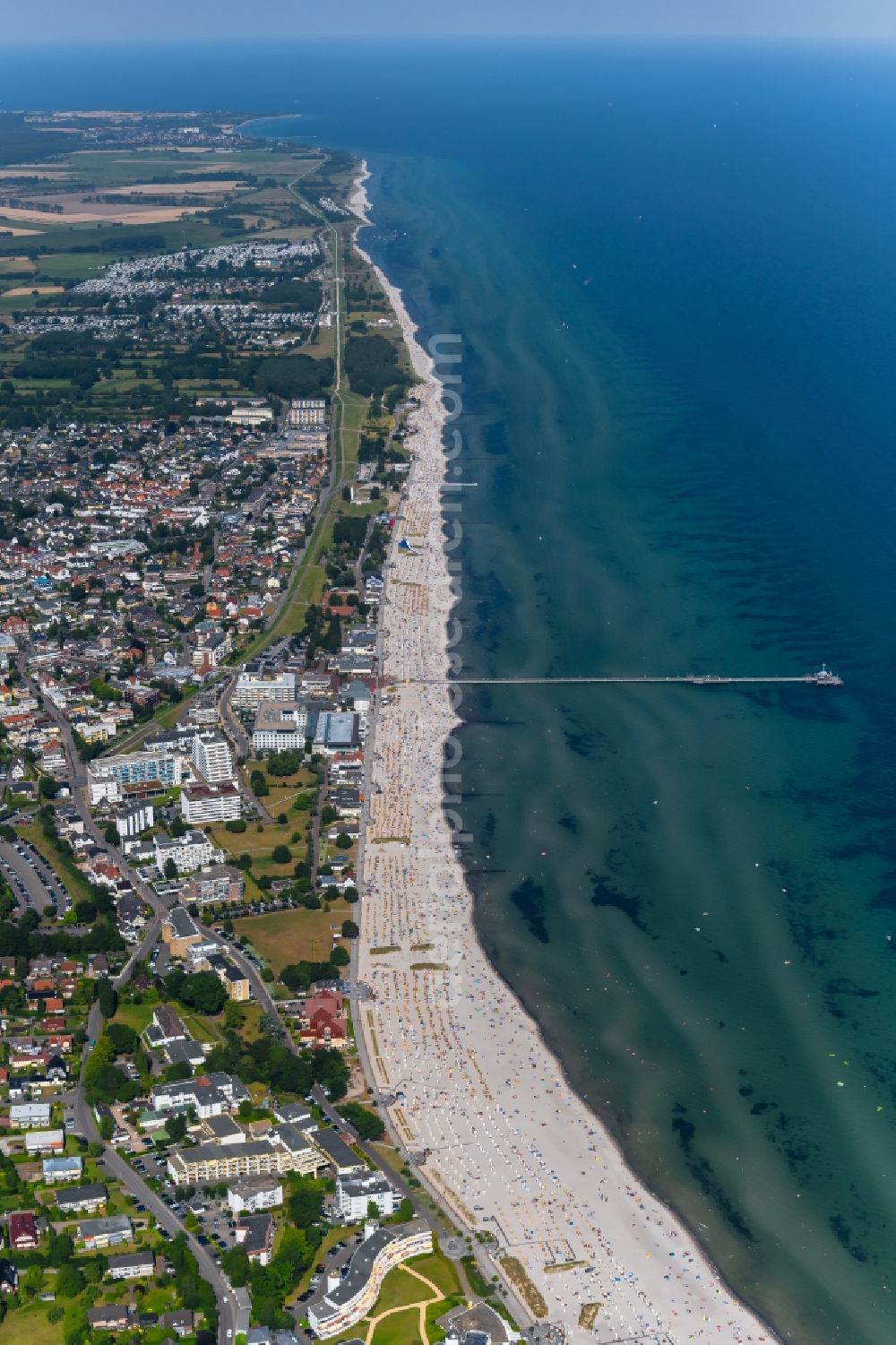 Aerial image Grömitz - Coastline on the sandy beach of Baltic Sea in Groemitz in the state Schleswig-Holstein, Germany