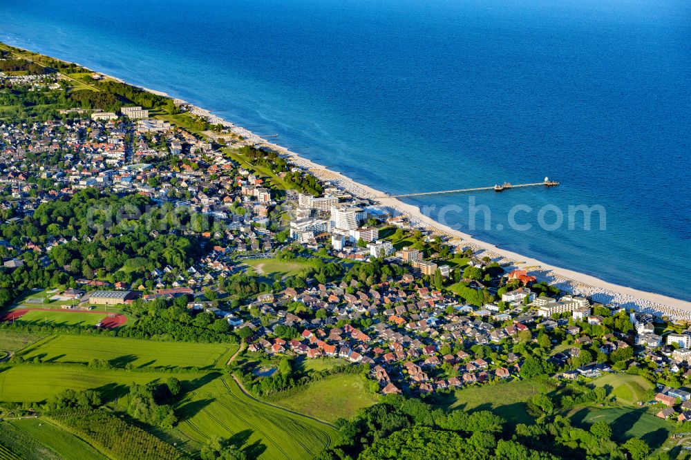 Aerial image Grömitz - Coastline on the sandy beach of Baltic Sea in Groemitz in the state Schleswig-Holstein, Germany