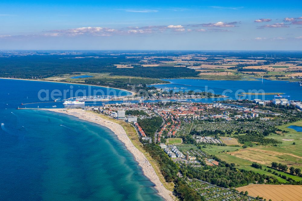 Aerial photograph Rostock - Coastline on the sandy beach of Baltic Sea in the district Warnemuende in Rostock in the state Mecklenburg - Western Pomerania, Germany