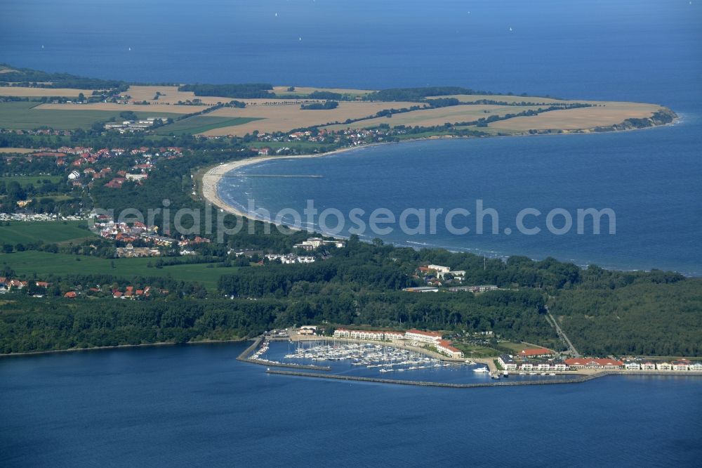 Ostseebad Boltenhagen from the bird's eye view: Coastline on the sandy beach of Baltic Sea in the Ostseebad Boltenhagen in the state Mecklenburg - Western Pomerania