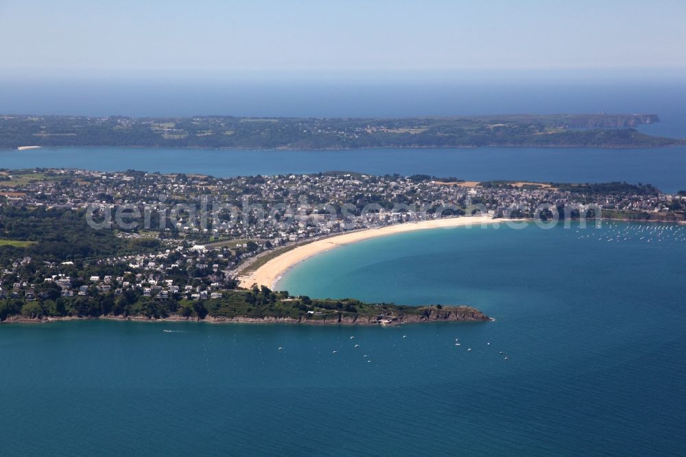 Saint-Cast-le-Guildo from the bird's eye view: Coastline on the sandy beach of Plage de Pen Guen in Saint-Cast-le-Guildo in Brittany, France