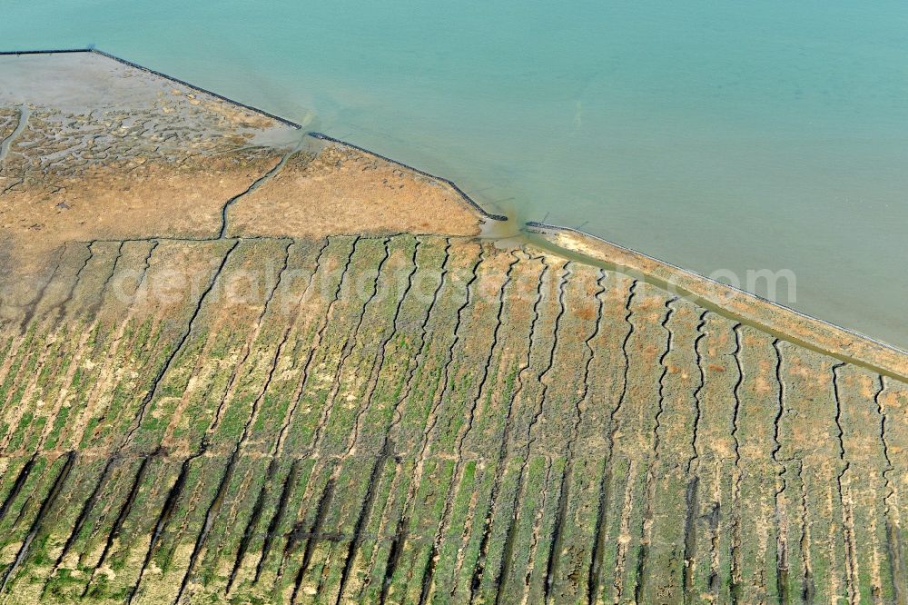 Cuxhaven from the bird's eye view: Coastline, sandy beach and salt marshes on the coast of the North Sea in the Duhnen part of Cuxhaven in the state of Lower Saxony