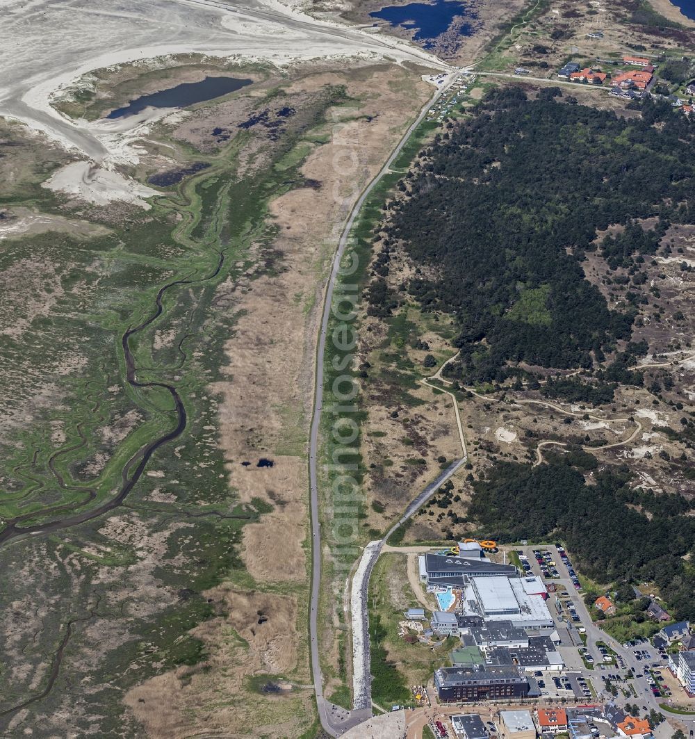 Aerial image Sankt Peter-Ording - Coasts scenery between dyke and sandy beach in the district Saint Peter's bath in Saint Peter-Ording in the federal state Schleswig-Holstein