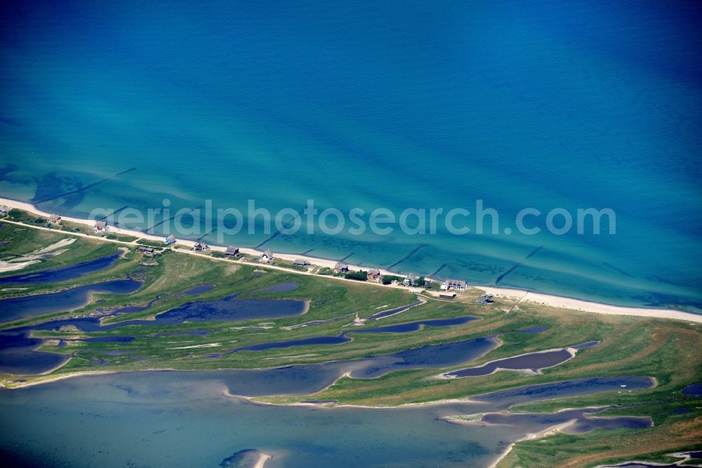 Heiligenhafen from the bird's eye view: Coastal area of the peninsula Graswarder-Heilgenhafen with a few single- family houses at the beach in Grossenbrode in the state Schleswig-Holstein