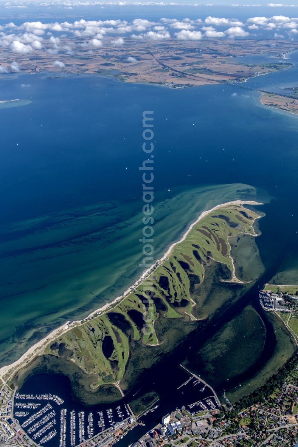 Heiligenhafen from the bird's eye view: Coastal area of the peninsula Graswarder-Heilgenhafen with a few single- family houses at the beach in Grossenbrode in the state Schleswig-Holstein