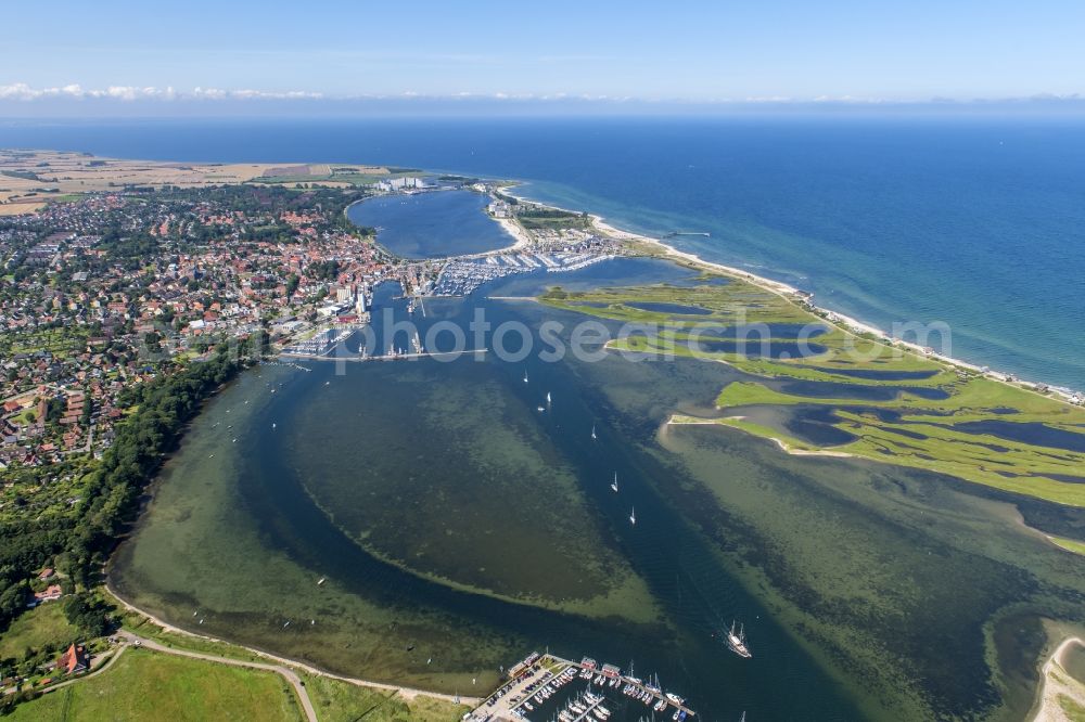 Heiligenhafen from the bird's eye view: Coastal area of the peninsula Graswarder-Heilgenhafen with a few single- family houses at the beach in Grossenbrode in the state Schleswig-Holstein