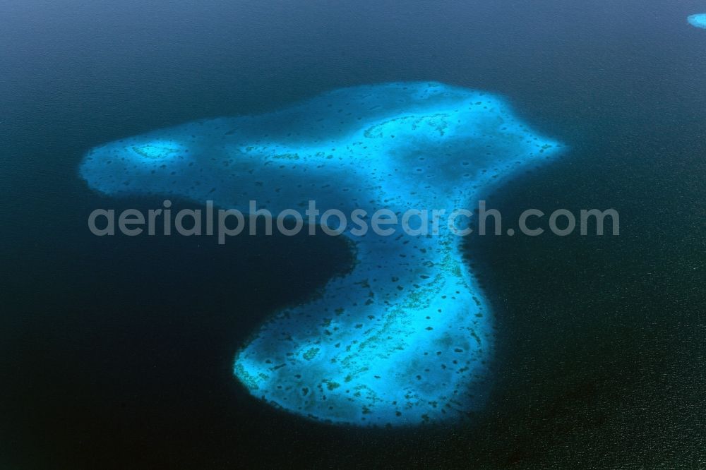 Aerial image Dharanboodhoo - Coastal Indian Ocean - island in Dhahran Boodhoo in Central Province, Maldives