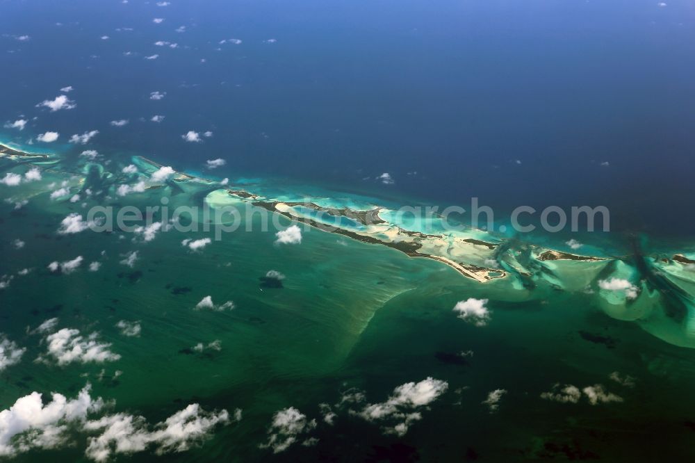 Karibische Inseln from above - Coastal Caribbean Pacific islands on the edge of the North Atlantic Ocean in Ragged Iceland, Bahamas