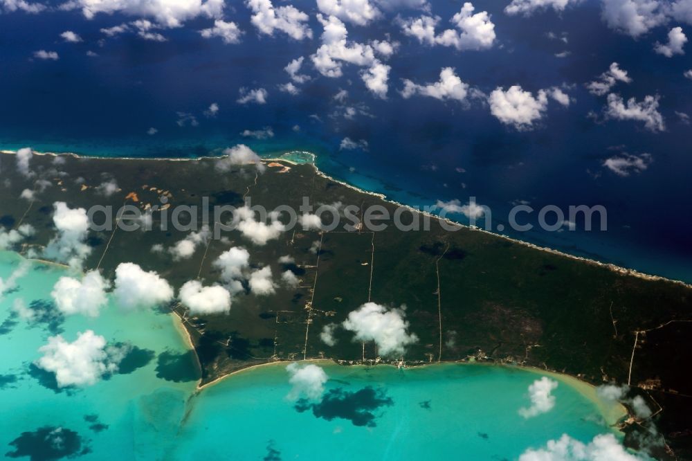 Karibische Inseln from above - Coastal Caribbean Pacific islands on the edge of the North Atlantic Ocean in Ragged Iceland, Bahamas