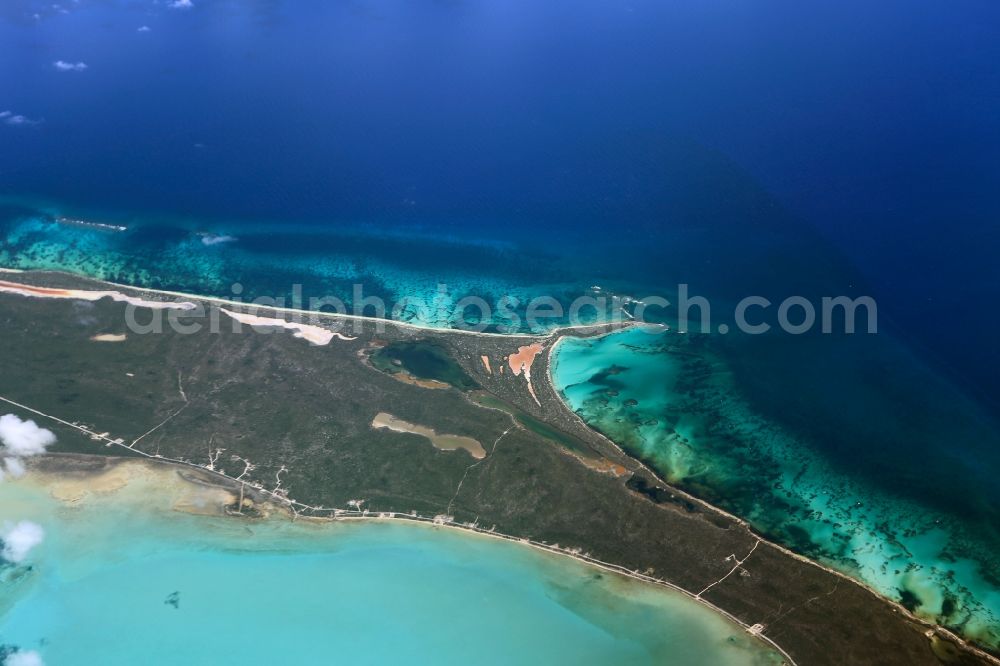 Karibische Inseln from above - Coastal Caribbean Pacific islands on the edge of the North Atlantic Ocean in Ragged Iceland, Bahamas