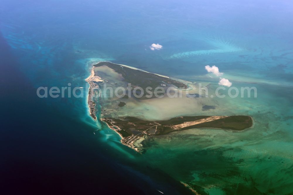 Karibische Inseln from the bird's eye view: Coastal Caribbean Pacific islands on the edge of the North Atlantic Ocean in Ragged Iceland, Bahamas