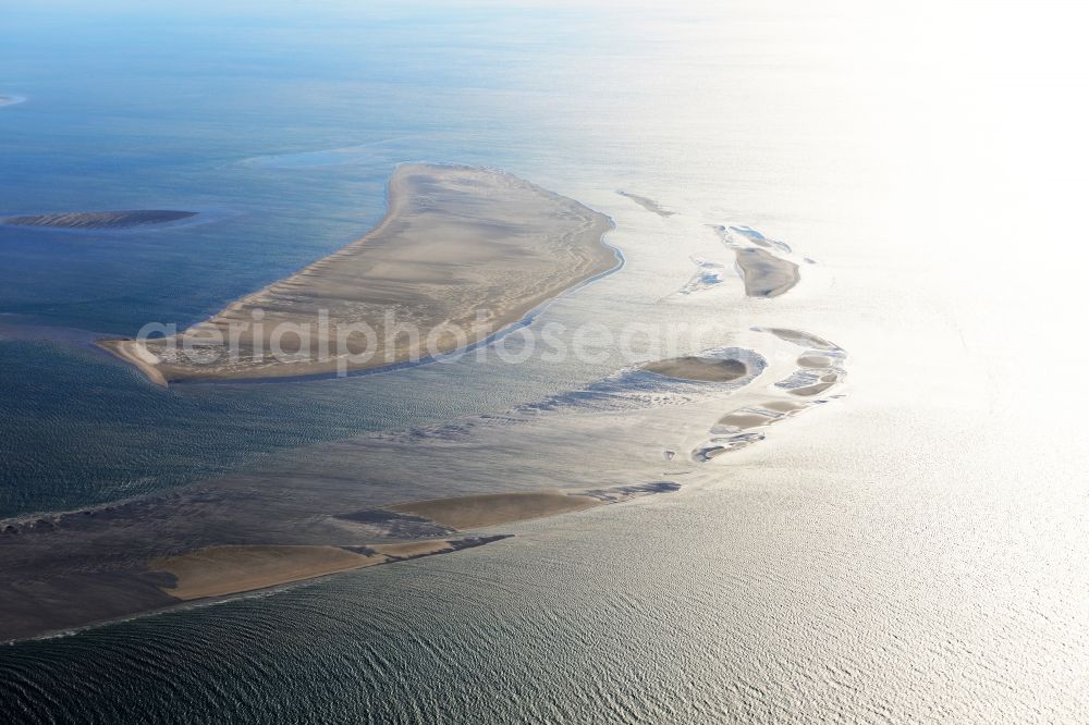 Nigehörn from the bird's eye view: North Sea coastal region of the conservation reserve and bird sanctuary - island in Nigehoern in state of Hamburg