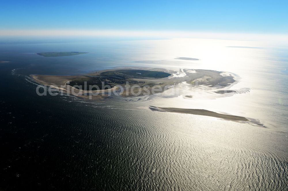 Nigehörn from the bird's eye view: North Sea coastal region of the conservation reserve and bird sanctuary - island in Nigehoern in state of Hamburg