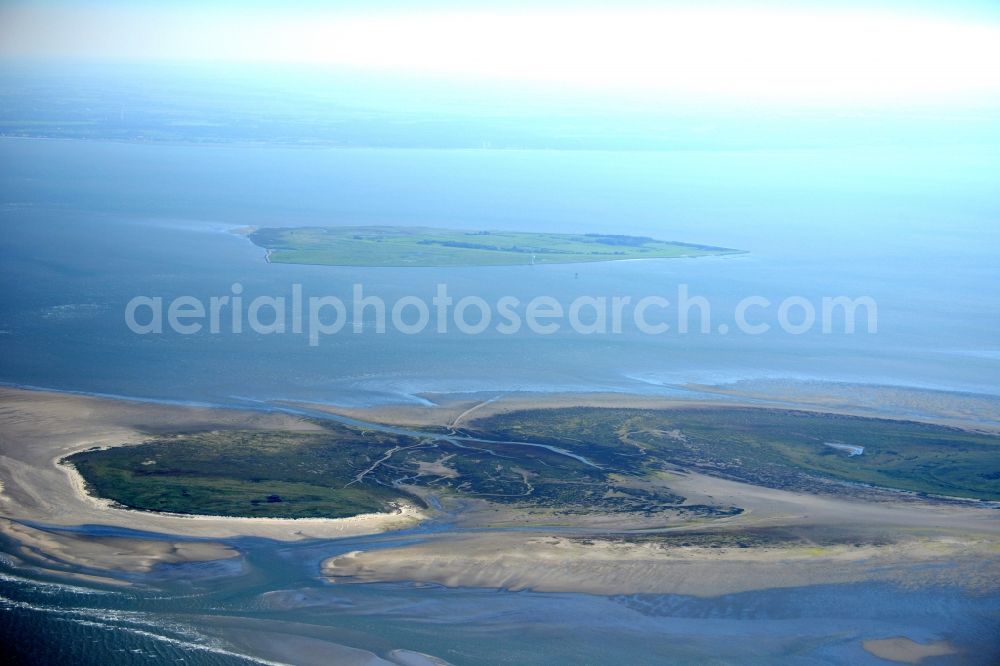 Nigehörn from the bird's eye view: North Sea coastal region of the conservation reserve and bird sanctuary - island in Nigehoern in state of Hamburg